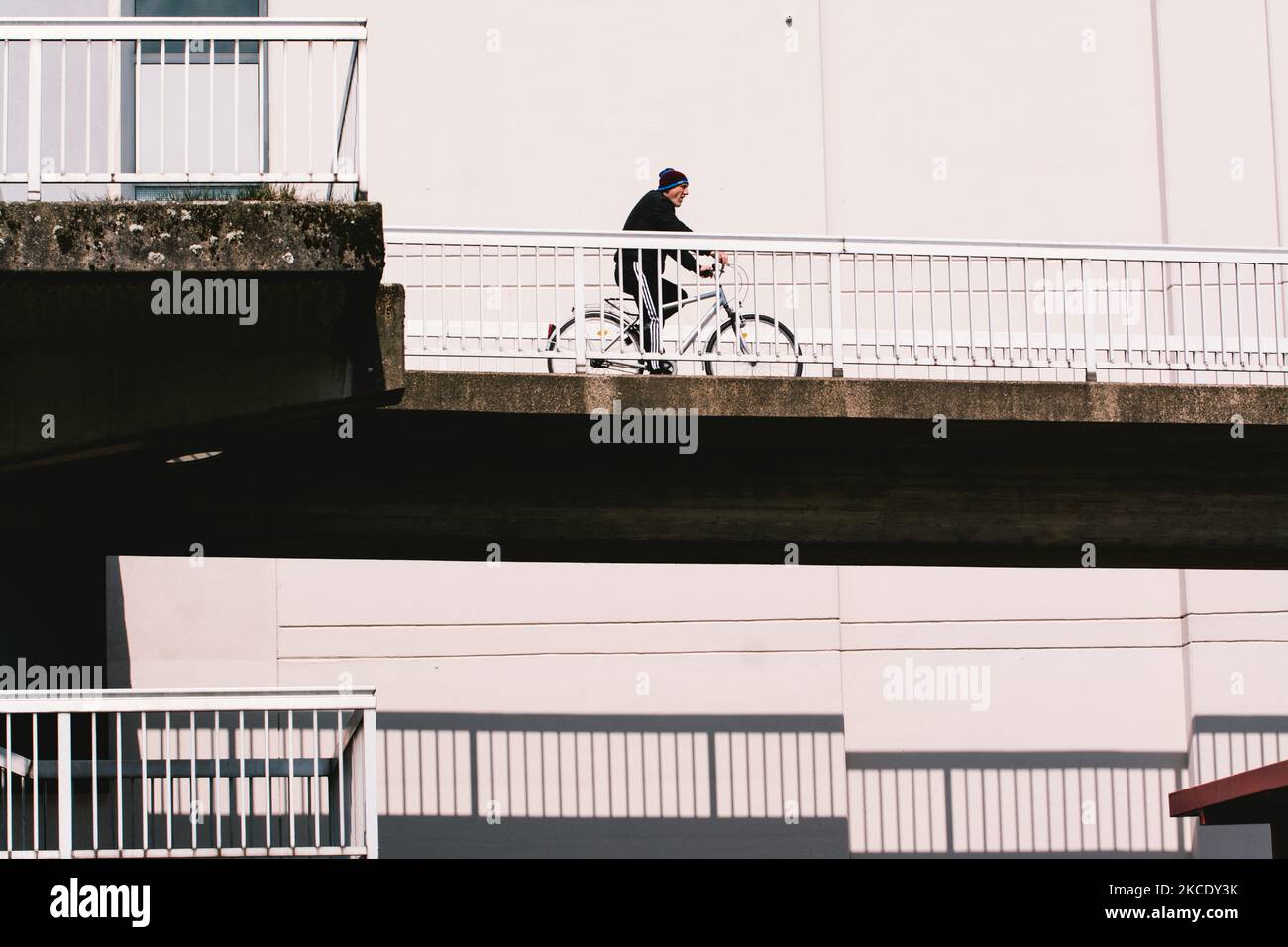 Un homme avec vélo est vu passer le bâtiment supérieur dans le quartier de Chorweiler à Cologne comme Chorweiler est l'un des quartiers a le taux d'infection le plus élevé dans la ville (photo par Ying Tang/NurPhoto) Banque D'Images