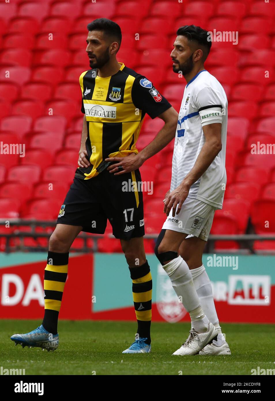 L-R Amar Purewal DE la ville de HEBURN CONTRE SES FRÈRES JUMEAUX Arjun Purewal de Consett AFC lors de la finale de vase FA 2019/2020 entre Consett et Hebburn au stade Wembley le 03rd mai 2021 à Londres, Angleterre (photo par action Foto Sport/NurPhoto) Banque D'Images