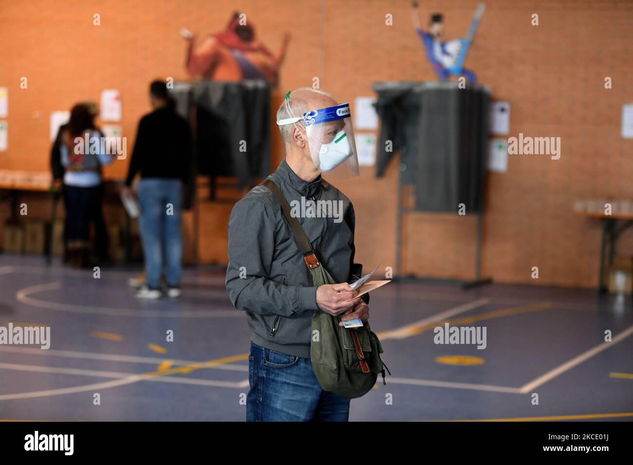 Un grand nombre de citoyens arrivent à voter lors des élections régionales de Madrid du 04th mai 2021. (Photo de Juan Carlos Lucas/NurPhoto) Banque D'Images