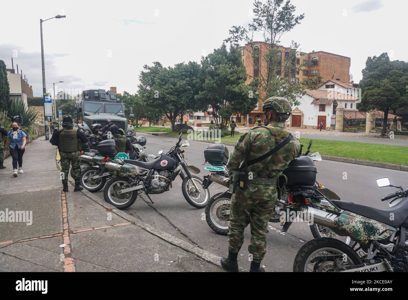 Des militaires de l'armée nationale patrouillent dans les rues du nord de Bogota, en Colombie, sur 3 mai 2021. Le Président Ivan Duque a annoncé que l'armée se mettra dans les rues pour renforcer la sécurité dans les villes où il y a eu plus d'incidents de vandalisme. (Photo de Daniel Garzon Herazo/NurPhoto) Banque D'Images