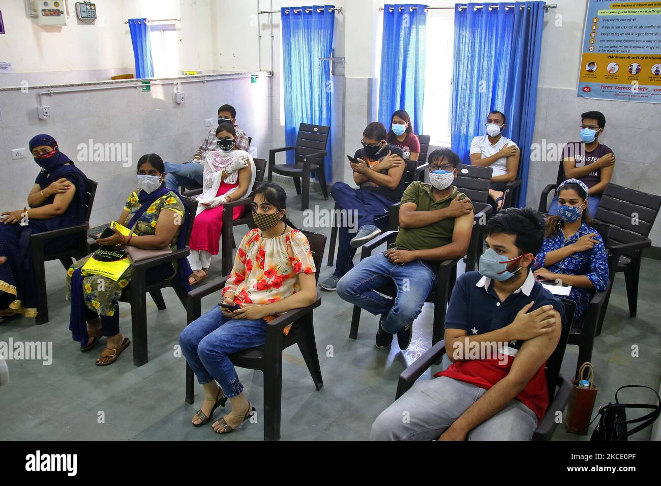 Les jeunes bénéficiaires se reposent dans la salle d'observation après avoir reçu la première dose du vaccin COVID-19 à Govt. Hôpital Sethi Colony, à Jaipur, Rajasthan, Inde, on 04 mai 2021. (Photo de Vishal Bhatnagar/NurPhoto) Banque D'Images