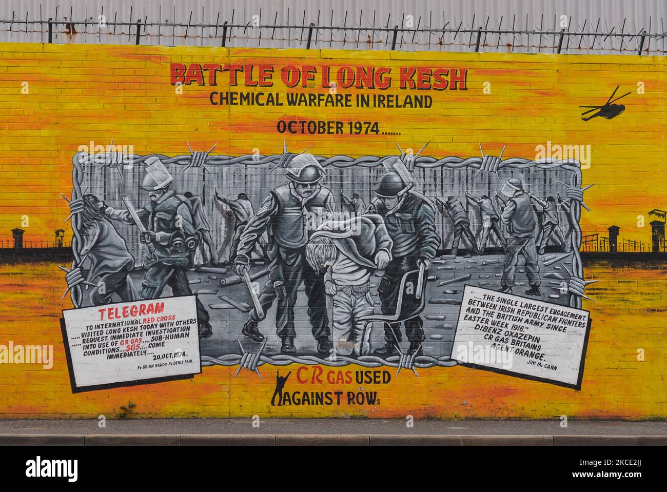 Murale commémorant la bataille de long Kesh de 1974, vue sur le mur international de Belfast, sur Falls Road. Lundi, 19 avril 2021, à Belfast, Irlande du Nord (photo d'Artur Widak/NurPhoto) Banque D'Images