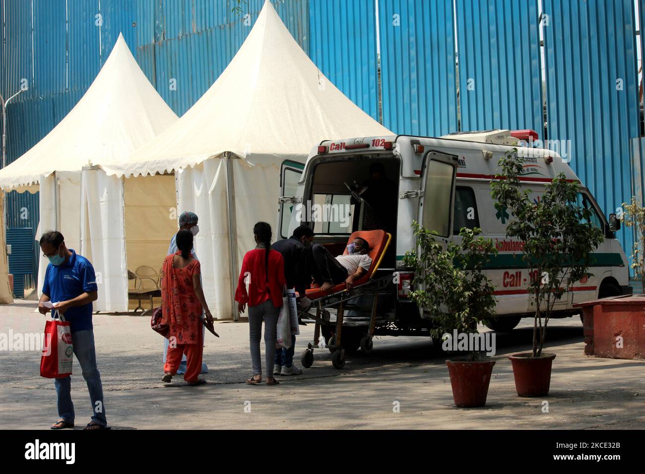 Un patient ayant des difficultés respiratoires arrive à l'extérieur du bloc de victimes de l'hôpital Narayak Jai Prakash Narayan de Lok (LNJP), l'un des plus grands établissements pour les patients atteints de la coronavirus (Covid-19), à New Delhi (6 mai 2021). L'Inde a signalé 4,12,262 nouveaux cas et 3 980 décès au cours des 24 dernières heures. L'Inde est devenue le premier pays au monde à enregistrer plus de 4 infections lakh en une seule journée sur 30 avril, lorsqu'elle a signalé 4,08 infections lakh. (Photo de Mayank Makhija/NurPhoto) Banque D'Images