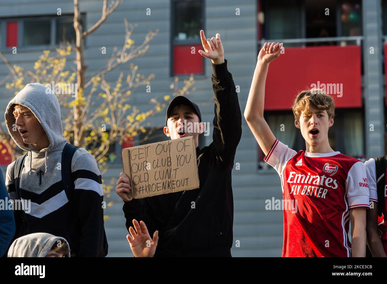 LONDRES, ROYAUME-UNI - 06 MAI 2021 : les fans de l'arsenal se rassemblent devant le stade Emirates, avant la demi-finale de l'Europa League deuxième match contre Villarreal pour exiger la démission du propriétaire du club, le milliardaire américain Stan Kroenke, le 06 mai 2021 à Londres, en Angleterre. Des manifestations contre la propriété du club ont eu lieu depuis la tentative largement condamnée de créer le projet de séparation de la Super League européenne. (Photo de Wiktor Szymanowicz/NurPhoto) Banque D'Images