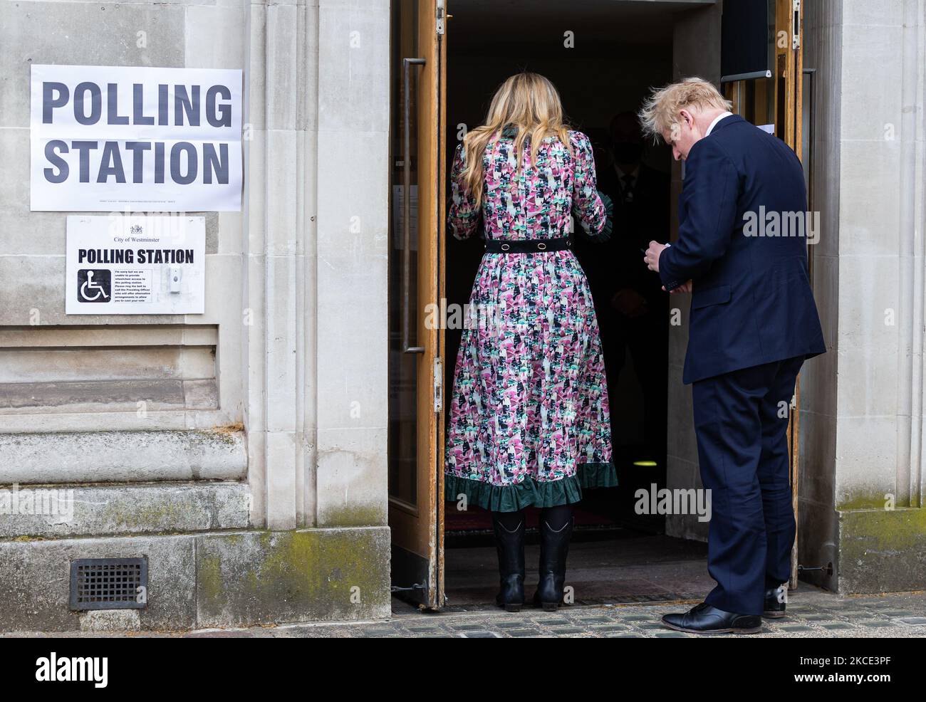 Le Premier ministre Boris Johnson et son fianc Carrie Symonds ont exprimé leurs voix au Conseil du loc et ont tenu des élections municipales le 6th mai 2021 à Londres, au Royaume-Uni. (Photo de Tejas Sandhu/MI News/NurPhoto) Banque D'Images