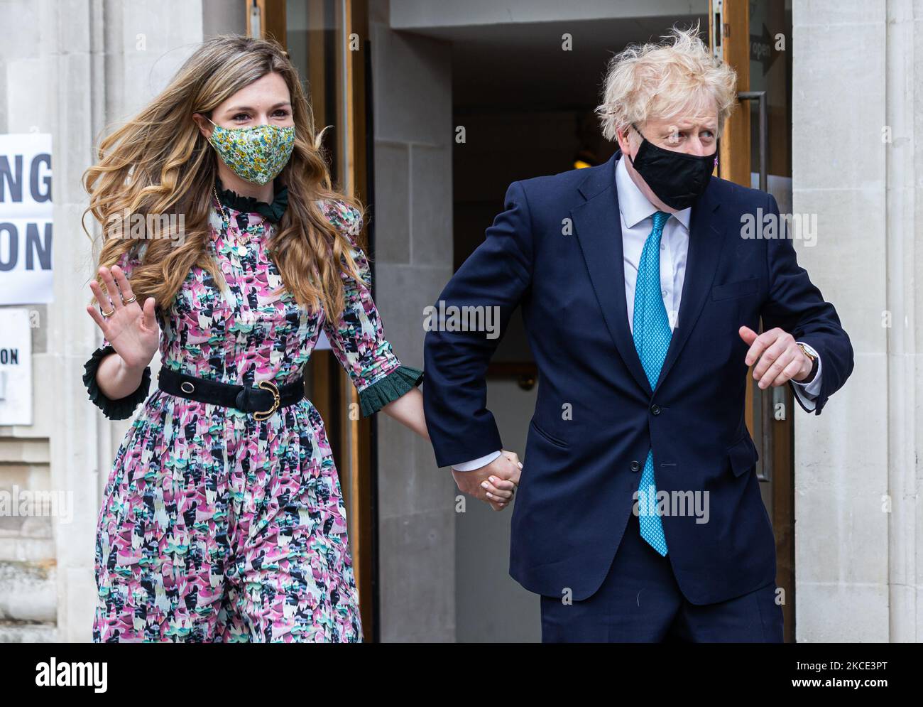 Le Premier ministre Boris Johnson et son fianc Carrie Symonds ont exprimé leurs voix au Conseil du loc et ont tenu des élections municipales le 6th mai 2021 à Londres, au Royaume-Uni. (Photo de Tejas Sandhu/MI News/NurPhoto) Banque D'Images