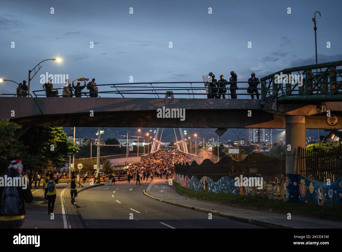 Des centaines de personnes protestent lors de la grève nationale en Colombie, après sept jours de marches consécutives depuis la dernière 28 avril, à Pereira, en Colombie, sur 05 mai 2021. (Photo de Santiago Botero/NurPhoto) Banque D'Images