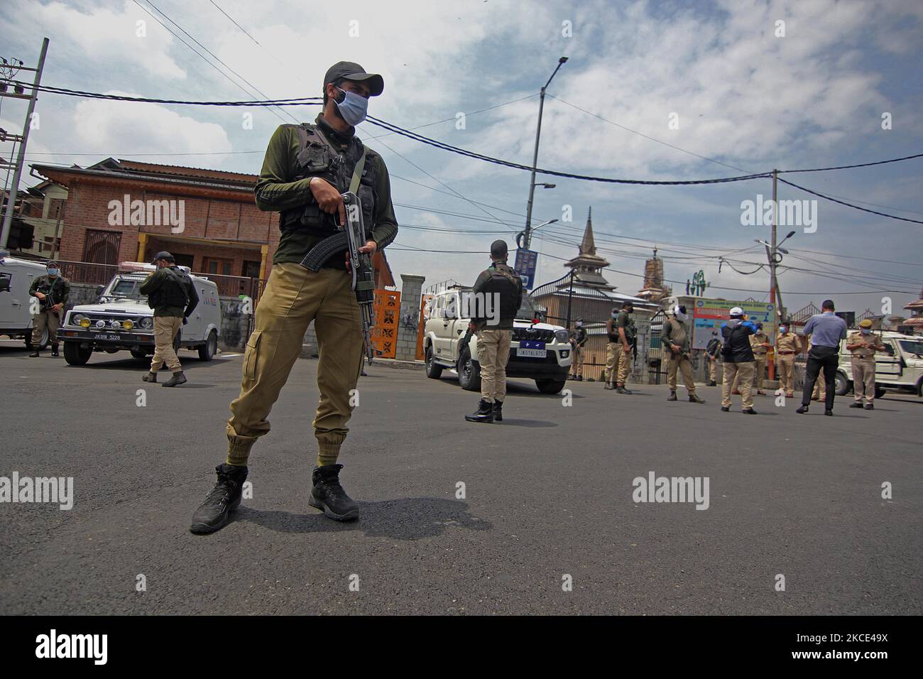 Un policier indien garde la route principale à l'extérieur de la grande mosquée de l'ancien Srinagar en tant qu'officiers de police de haut rang, y compris l'inspecteur général de police qui fait le point sur la situation pendant le couvre-feu de Corona sur 07 mai 2021. Les autorités ont resserré le couvre-feu sur Jumatul Vida (vendredi dernier) du Ramadan alors qu'il a été appelé par le groupe séparatiste à observer le jour comme Youm-ul-Quds (jour de la Palestine) Et Youm-e-Cachemire.les autorités locales ont demandé à tous les chefs de suspendre les prières dans les mosquées et le sanctuaire en vue de l'augmentation des cas de COVID-19 et des morts. (Photo par Faisal Khan/NurPhoto) Banque D'Images