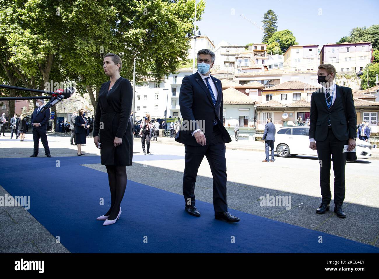 Premier ministre du Danemark Mette Frederiksen (L) à l'arrivée, aux douanes de Porto, lors d'une visite du tapis de Zul, passant par la presse. Sommet social de la Commission européenne à Porto, auquel ont participé plusieurs premiers ministres, à 7 mai 2021, Porto, Portugal. (Photo de Rita Franca/NurPhoto) Banque D'Images