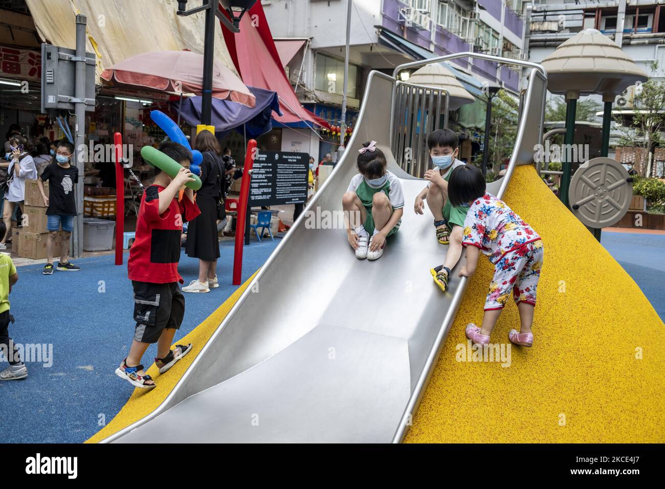 Enfants portant un masque facial jouant dans un parc à Hong Kong, en Chine, sur 6 mai 2021. (Photo de Vernon Yuen/NurPhoto) Banque D'Images