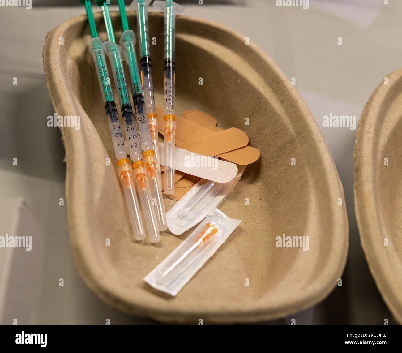 Une seringue prête attend les premiers patients lorsqu'ils assistent à leurs rendez-vous de vaccination Covid-19 dans le nouveau centre de vaccination de masse ouvert à Tauron Arena à Cracovie, en Pologne, sur 7 mai 2021. Tauron Arena ouvert à la vaccination de masse pour le grand public sur 7 mai, c'est un autre centre de ce type en Pologne. Plus de 13 millions de Polonais ont reçu leur premier jab. (Photo par Dominika Zarzycka/NurPhoto) Banque D'Images