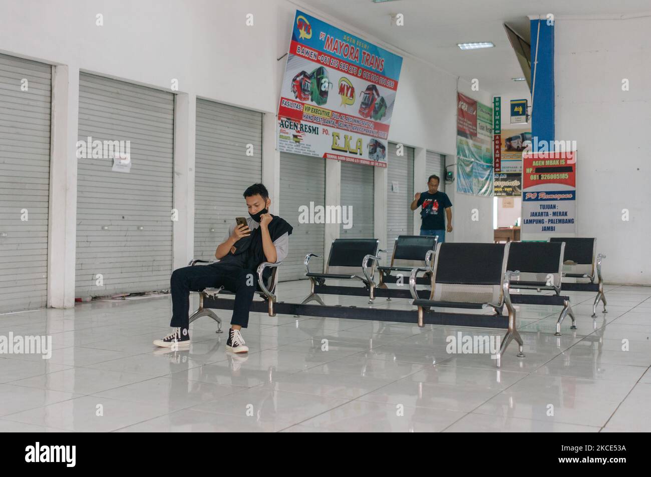 Un passager attendant le départ à la gare routière de Bawen, Régence de Semarang, Indonésie sur 8 mai 2021. Cette gare routière est devenue calme alors que le gouvernement indonésien met en place une interdiction de voyager à l'approche de la tradition de soins de maison Eid Al Fitr appelée « mudik » pour réduire la propagation du covid-19. (Photo par Galih Yoga/NurPhoto) Banque D'Images