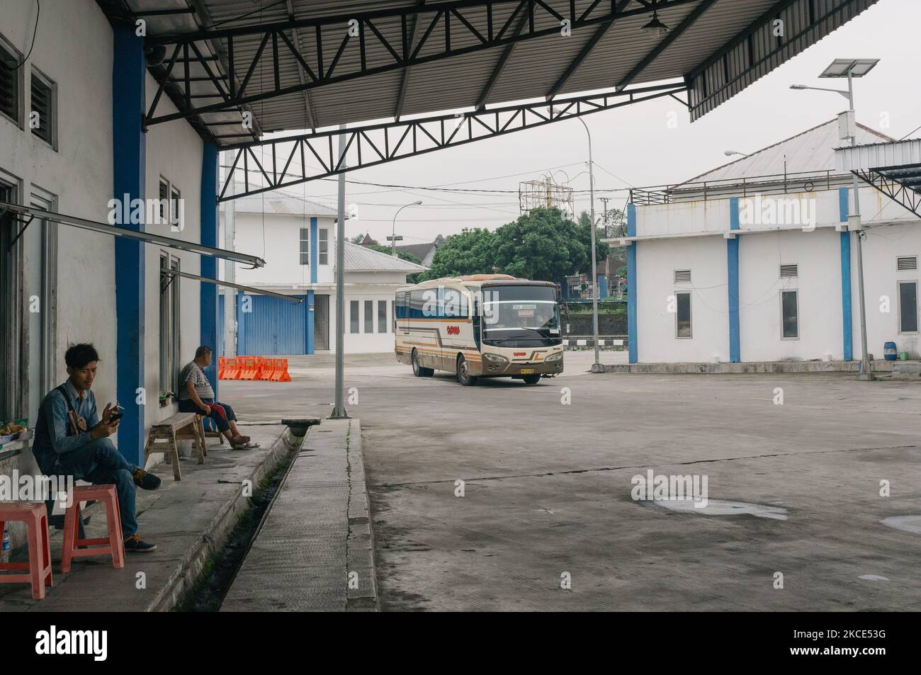 Passagers en attente de départ à la gare routière de Bawen, Régence de Semarang, Indonésie sur 8 mai 2021. Cette gare routière est devenue calme alors que le gouvernement indonésien met en place une interdiction de voyager à l'approche de la tradition de soins de maison Eid Al Fitr appelée « mudik » pour réduire la propagation du covid-19. (Photo par Galih Yoga/NurPhoto) Banque D'Images