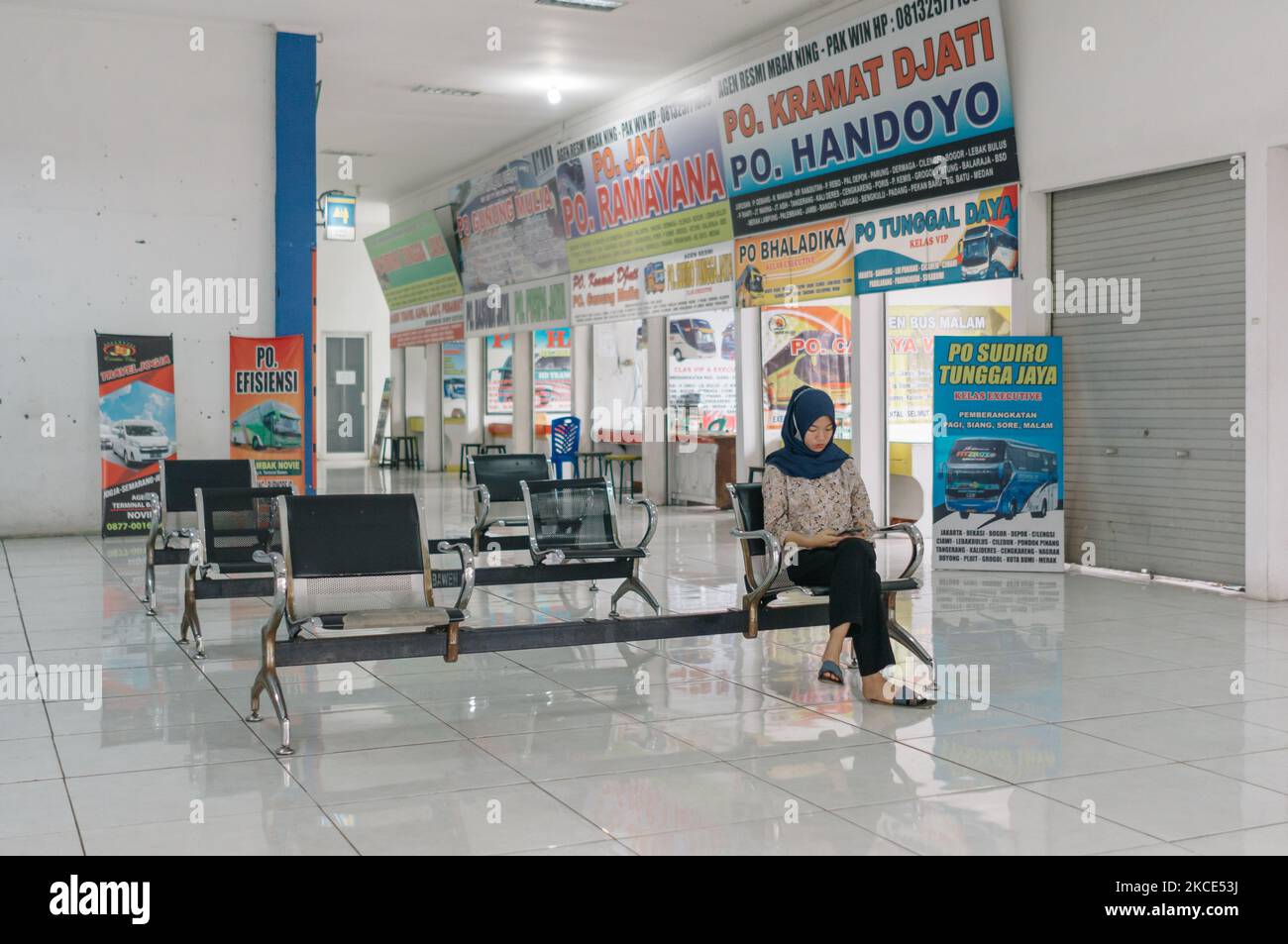 Un passager attendant le départ à la gare routière de Bawen, Régence de Semarang, Indonésie sur 8 mai 2021. Cette gare routière est devenue calme alors que le gouvernement indonésien met en place une interdiction de voyager à l'approche de la tradition de soins de maison Eid Al Fitr appelée « mudik » pour réduire la propagation du covid-19. (Photo par Galih Yoga/NurPhoto) Banque D'Images