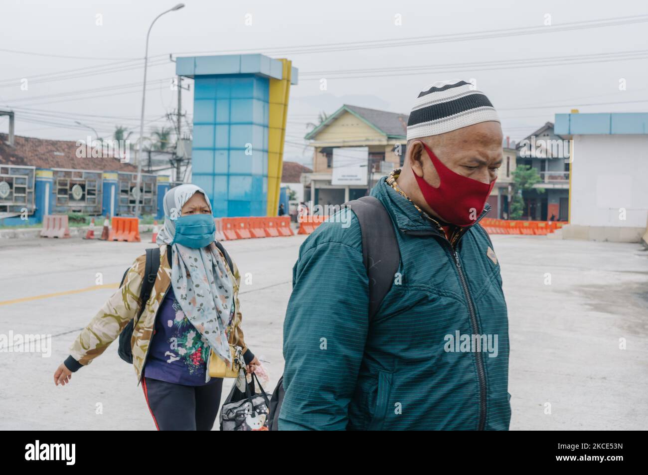 Les résidents apportent leurs effets à la gare routière de Bawen, dans la Régence de Semarang, en Indonésie, sur 8 mai 2021. Le gouvernement indonésien met en œuvre une interdiction de voyager à l'approche de la tradition d'accueil d'Eid Al Fitr, connue sous le nom de « mudik », pour réduire la propagation du covid-19. (Photo par Galih Yoga/NurPhoto) Banque D'Images