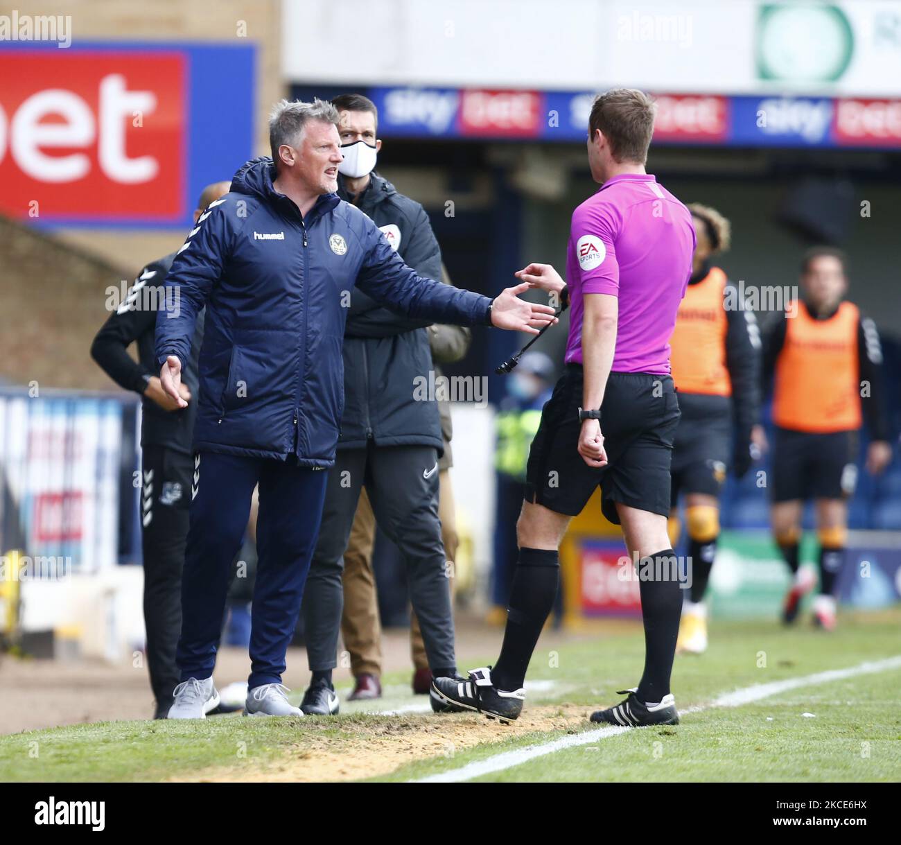 L-R Wayne Hatswell Directeur adjoint du comté de Newport a des mots avec l'arbitre J. Brooks pendant la Sky Bet League 2 entre Southend United et Newport Countyat Roots Hall Stadium , Southend, Royaume-Uni le 08th mai 2021 (photo par action Foto Sport/Nuraphoto) Banque D'Images