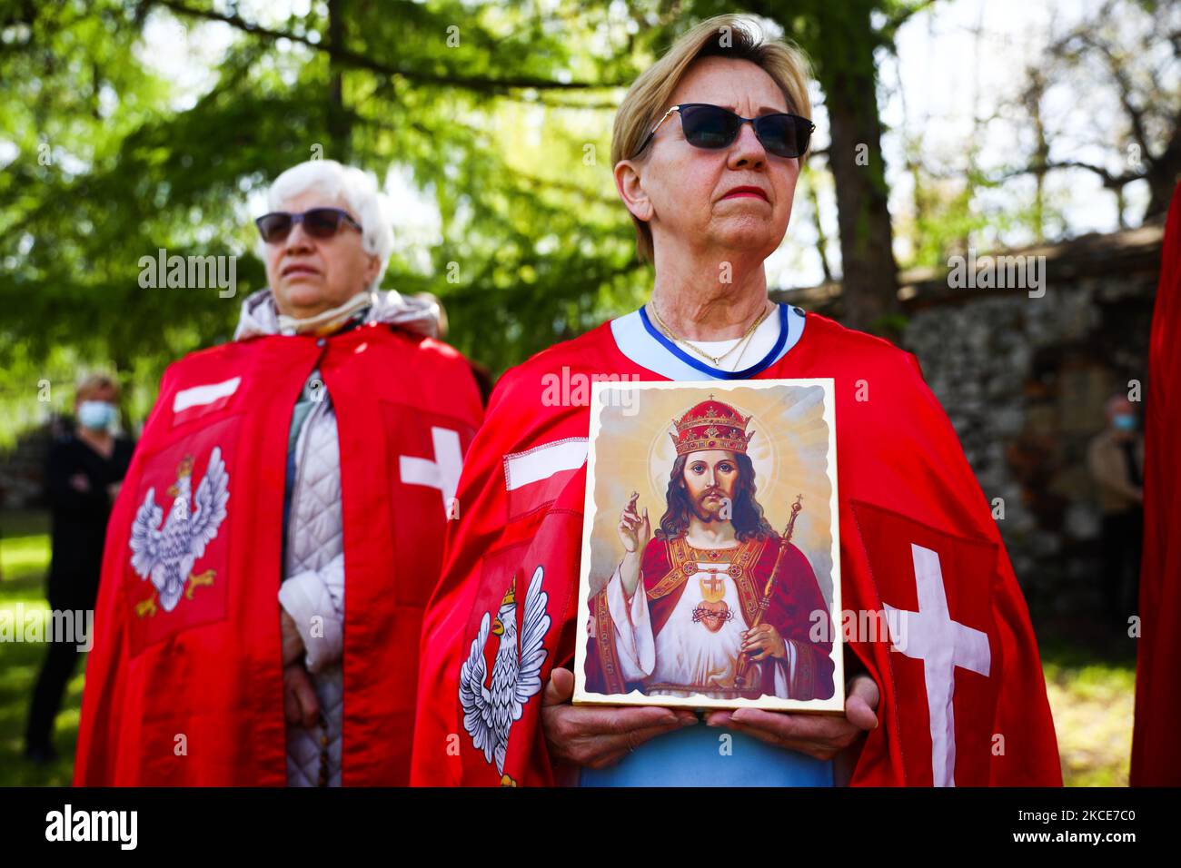 Des membres de l'intronisation de Jésus-Christ le roi de Pologne assistent à la cérémonie commémorant Saint-Stanislaus à l'église sur le Rocher de Cracovie, en Pologne, sur 9 mai 2021. Chaque année, le premier dimanche suivant 8 mai, une procession honorant Stanislaus de Szczepanow, un évêque et martyr polonais (1030-1079), marche dans les rues de Cracovie carring reliques des saints et bénis. Cette année, en raison de la pandémie du coronavirus, la procession a été annulée mais les fidèles peuvent assister à la Messe célébrée en plein air avec la participation de l'épiscopat polonais. (Photo de Beata Zawrzel/NurPhoto) Banque D'Images