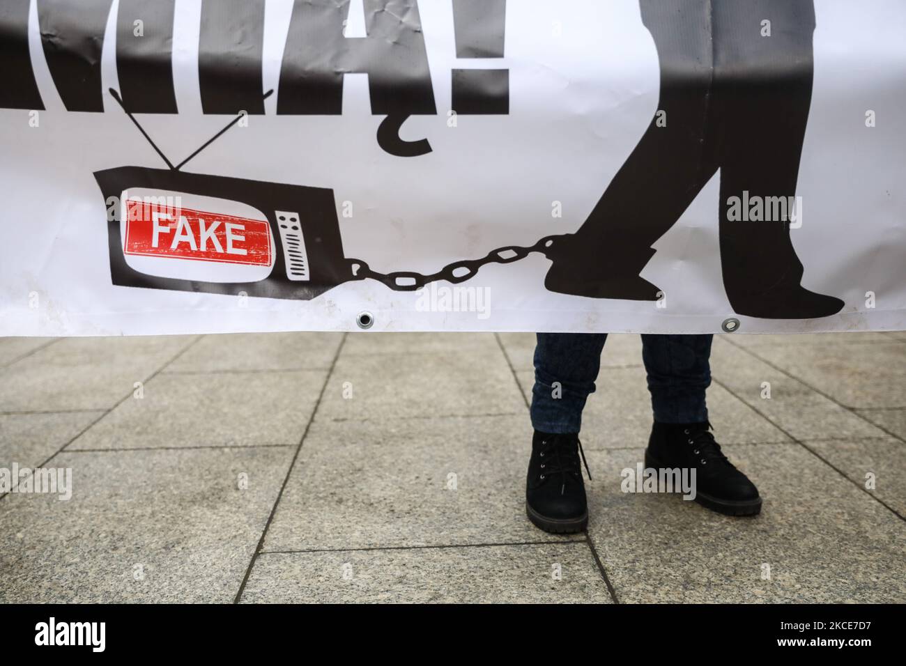 Une bannière montrant de fausses nouvelles est vue pendant les restrictions anti-vaccination et anti-coronavirus la Marche de la liberté à Cracovie, Pologne sur 8 mai 2021. (Photo de Beata Zawrzel/NurPhoto) Banque D'Images