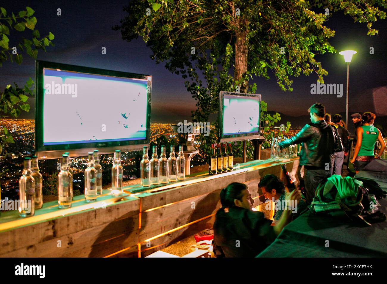 Les barmans ont installé un bar avec musique et danse pour une soirée exclusive qui se déroule à la base de la statue de 14m haut de la Virgen de la Inmaculada Concepcion (Vierge Marie) au sommet du Cerro San Cristobal à Santiago, au Chili. (Photo de Creative Touch Imaging Ltd./NurPhoto) Banque D'Images