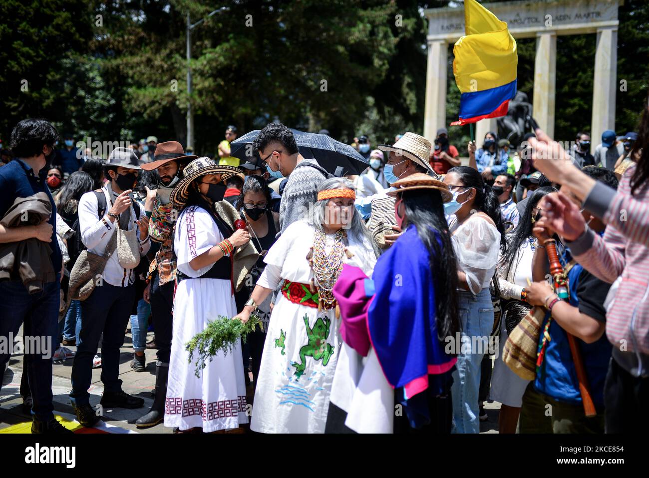 Le peuple autochtone du peuple Misak, après avoir démoli la statue de Gonzalo Jiménez de Quesada en tant qu'action de résistance au milieu de la grève nationale, a effectué une marche pacifique au nord de la ville, à Bogota, en Colombie, sur 7 mai 2021. (Photo par Vannessa Jimenez G/NurPhoto) Banque D'Images