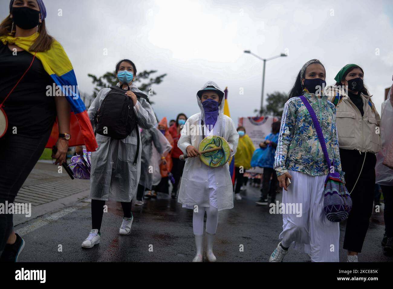 Un groupe de mères qui ont perdu leurs enfants au milieu de la guerre, mènent une marche massive accompagnée de centaines d'hommes et de femmes de tous âges dans un jour pacifique dans le cadre de la grève nationale qui a lieu dans tout le pays, à Bogota, en Colombie, Sur 8 mai 2021. (Photo par Vannessa Jimenez G/NurPhoto) Banque D'Images