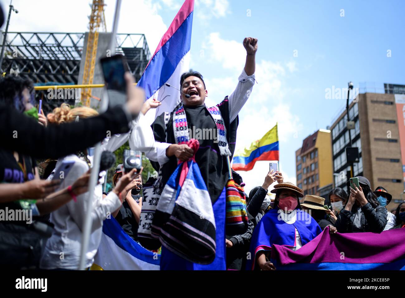 Le peuple autochtone du peuple Misak, après avoir démoli la statue de Gonzalo Jiménez de Quesada en tant qu'action de résistance au milieu de la grève nationale, a effectué une marche pacifique au nord de la ville, à Bogota, en Colombie, sur 7 mai 2021. (Photo par Vannessa Jimenez G/NurPhoto) Banque D'Images