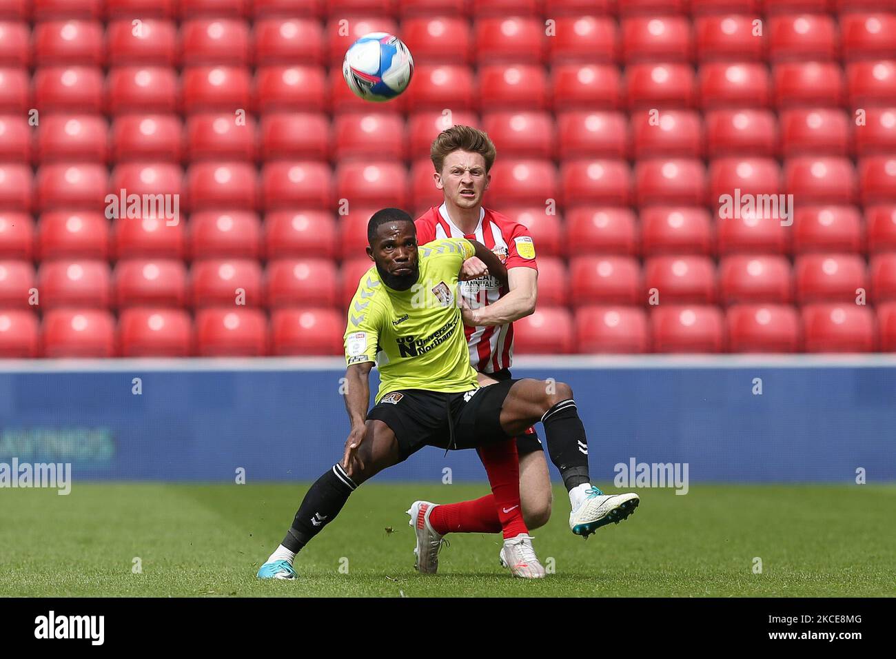 Mark Marshall de Northampton Town en action avec Denver Hume de Sunderland lors du match Sky Bet League 1 entre Sunderland et Northampton Town au stade de Light, Sunderland, Royaume-Uni, le 9th mai 2021. (Photo de Mark Fletcher/MI News/NurPhoto) Banque D'Images