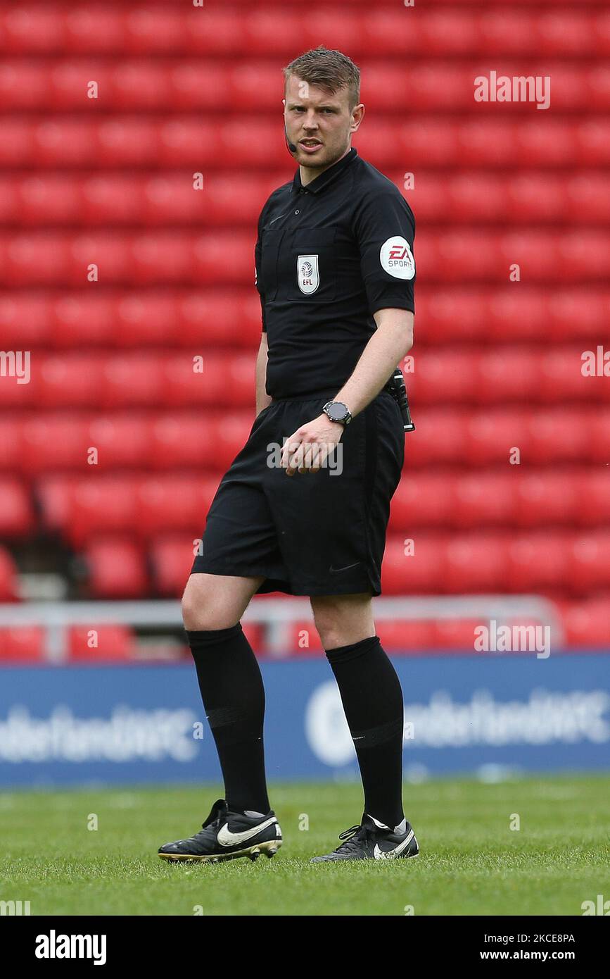 Arbitre Sam Barrott lors du match Sky Bet League 1 entre Sunderland et Northampton Town au stade de Light, Sunderland, Royaume-Uni, le 9th mai 2021. (Photo de Mark Fletcher/MI News/NurPhoto) Banque D'Images