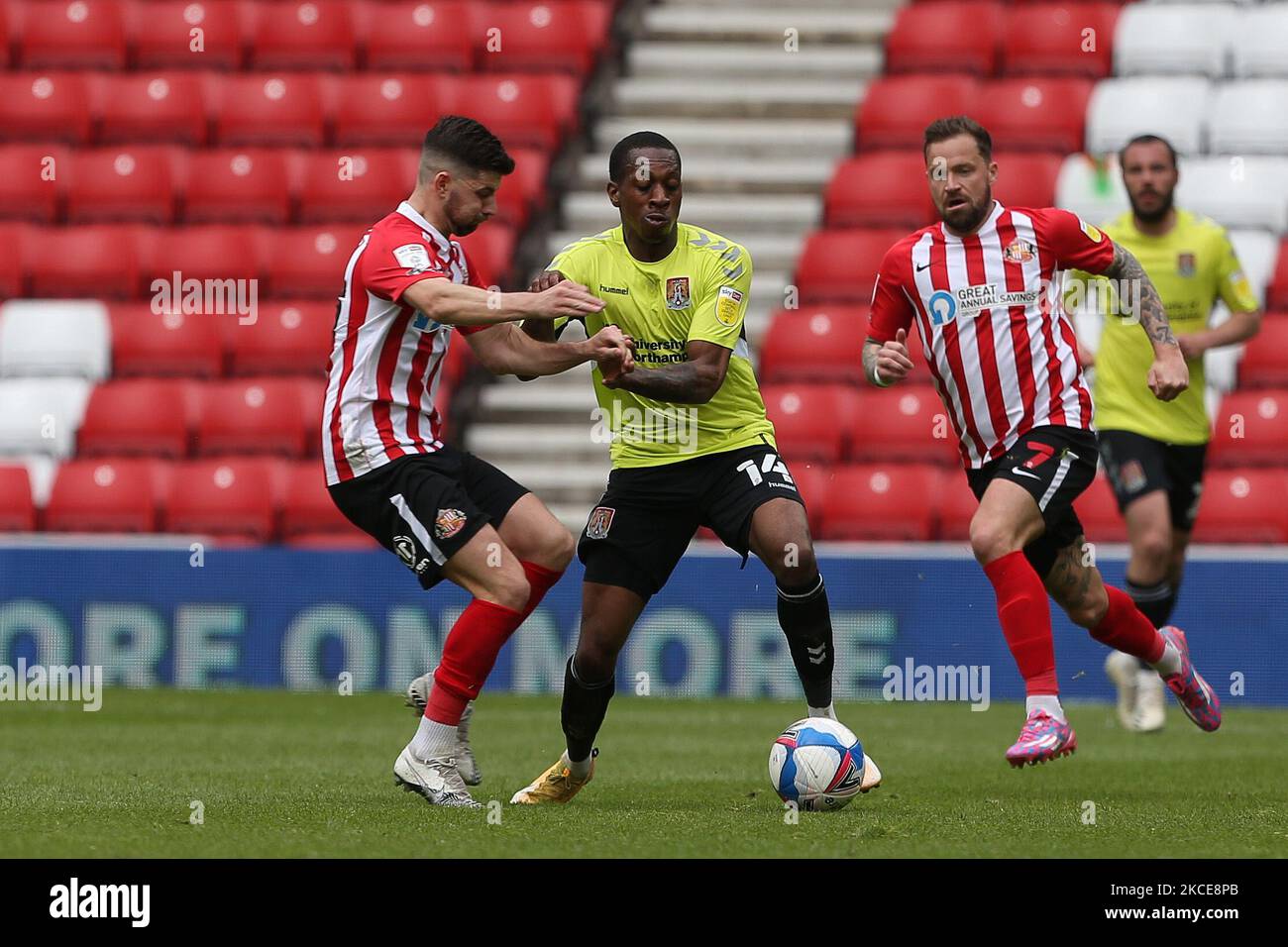 Jordan Jones de Sunderland en action avec Mickel Miller de Northampton Town lors du match Sky Bet League 1 entre Sunderland et Northampton Town au stade de Light, Sunderland, Royaume-Uni, le 9th mai 2021. (Photo de Mark Fletcher/MI News/NurPhoto) Banque D'Images