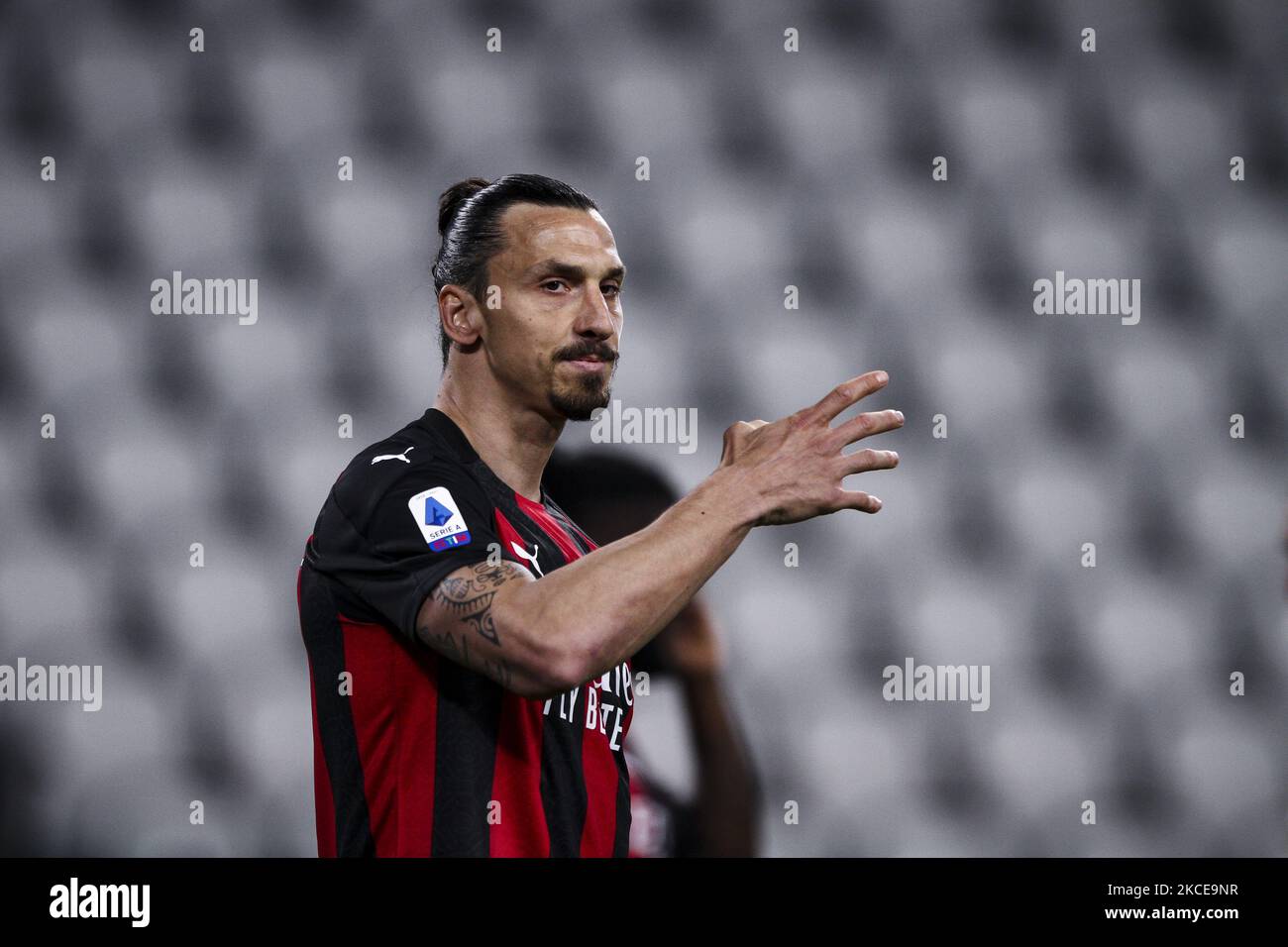 Milan avance Zlatan Ibrahimovic (11) gestes pendant le match de football de la série A n.35 JUVENTUS - MILAN sur 09 mai 2021 au stade Allianz à Turin, Piémont, Italie. Résultat final: Juventus-Milan 0-3. Les stades sportifs autour de l'Italie restent soumis à des restrictions strictes en raison de la pandémie du coronavirus, car les lois de distanciation sociale du gouvernement interdisent aux fans à l'intérieur des lieux, ce qui entraîne le jeu derrière des portes fermées. (Photo de Matteo Bottanelli/NurPhoto) Banque D'Images