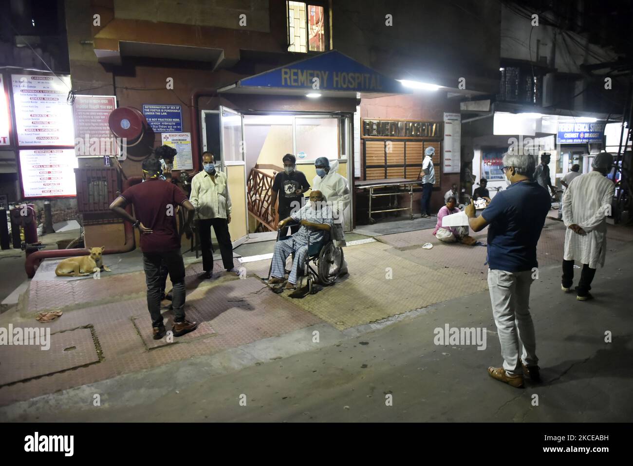 Un patient Covid-19 sur une chaise roulante se déplace vers un service général car il est stable dans un hôpital privé à Kolkata, Inde, 11 mai 2021. (Photo par Indranil Aditya/NurPhoto) Banque D'Images