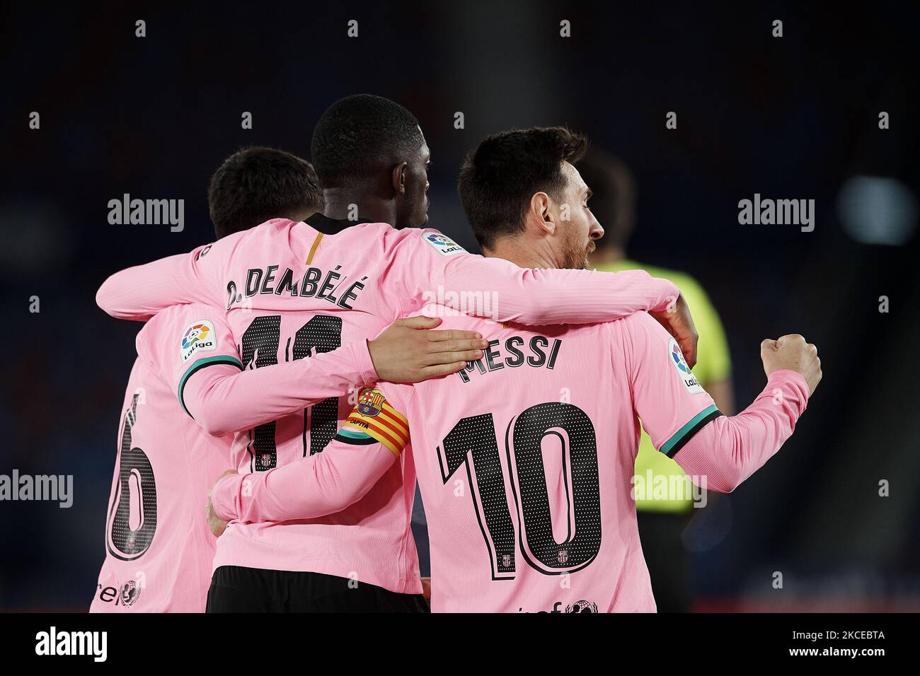 Ousmane Dembele de Barcelone fête avec Lionel Messi après avoir marquant  son premier but lors du match de la Liga Santander entre Levante UD et FC  Barcelone au stade Ciutat de Valencia