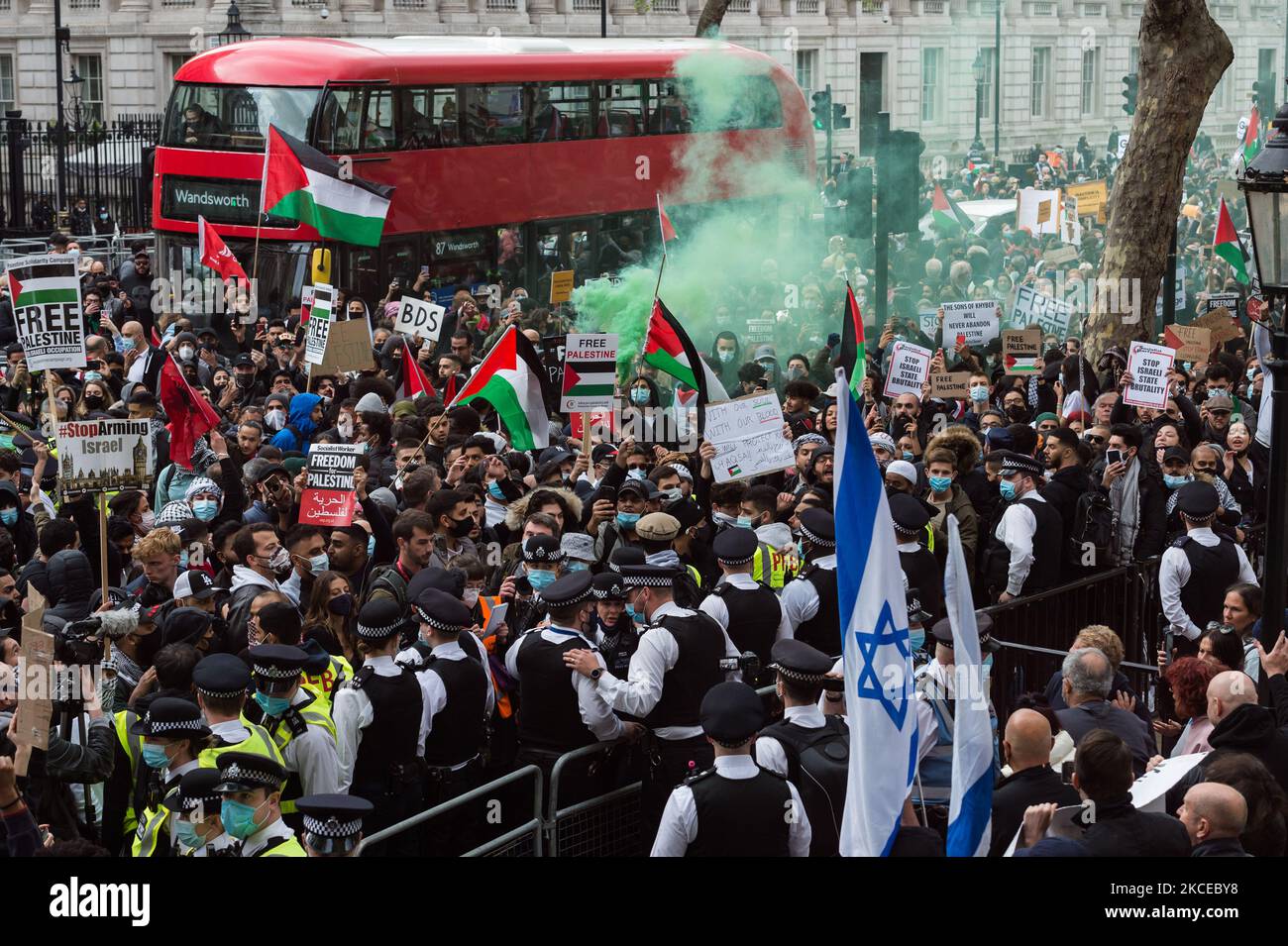 LONDRES, ROYAUME-UNI - 11 MAI 2021 : Les policiers escortent un petit groupe de contre-manifestants pro-israéliens lors d'une manifestation pro-palestinienne devant Downing Street contre l'escalade de violence déclenchée par les expulsions prévues de familles palestiniennes de leurs foyers par des colons juifs dans le district de Sheikh Jarrah à Jérusalem-est, le 11 mai 2021 à Londres, en Angleterre. Les tensions entre Israël et la Palestine se sont accrues ces derniers jours, des centaines de Palestiniens ayant été blessés lors d'affrontements avec les forces de sécurité autour de la vieille ville et à l'extérieur de la mosquée al-Aqsa à Jérusalem, suivis d'échanges Banque D'Images