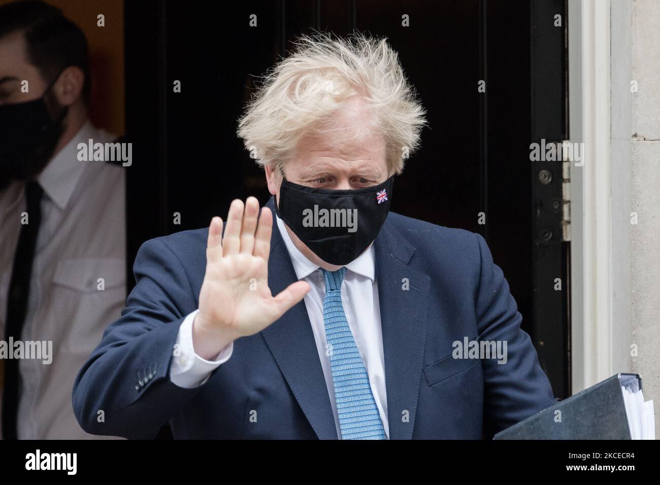 LONDRES, ROYAUME-UNI - le 12 MAI 2021 : le Premier ministre britannique Boris Johnson quitte 10 Downing Street pour que la Chambre des communes mette à jour les députés sur Covid-19 et lève les restrictions en Angleterre avant le débat du deuxième jour sur le discours de la Reine, le 12 mai 2021 à Londres, en Angleterre. (Photo de Wiktor Szymanowicz/NurPhoto) Banque D'Images