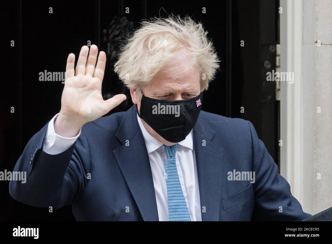 LONDRES, ROYAUME-UNI - le 12 MAI 2021 : le Premier ministre britannique Boris Johnson quitte 10 Downing Street pour que la Chambre des communes mette à jour les députés sur Covid-19 et lève les restrictions en Angleterre avant le débat du deuxième jour sur le discours de la Reine, le 12 mai 2021 à Londres, en Angleterre. (Photo de Wiktor Szymanowicz/NurPhoto) Banque D'Images