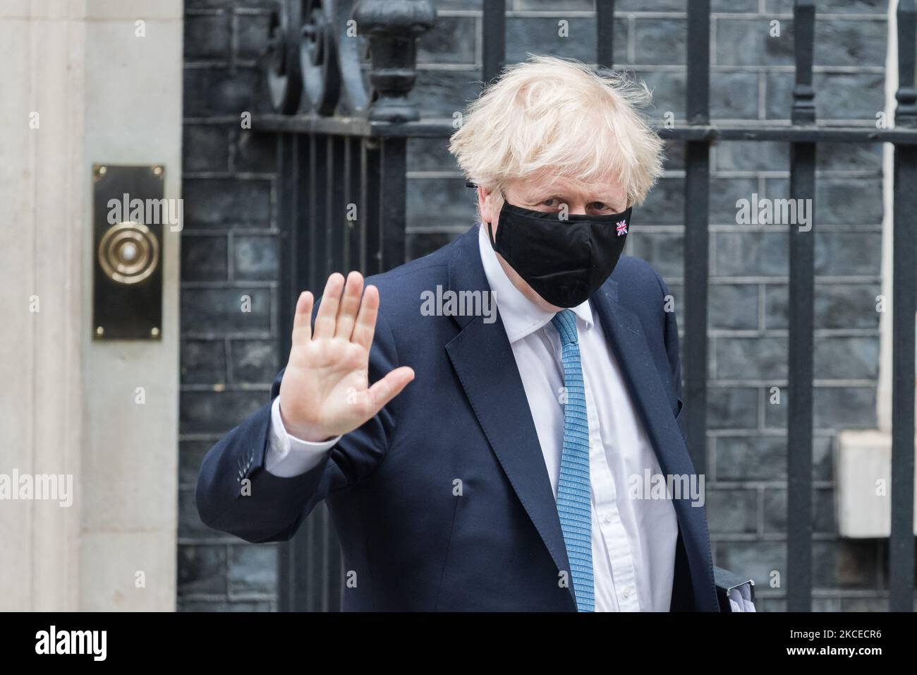 LONDRES, ROYAUME-UNI - le 12 MAI 2021 : le Premier ministre britannique Boris Johnson quitte 10 Downing Street pour que la Chambre des communes mette à jour les députés sur Covid-19 et lève les restrictions en Angleterre avant le débat du deuxième jour sur le discours de la Reine, le 12 mai 2021 à Londres, en Angleterre. (Photo de Wiktor Szymanowicz/NurPhoto) Banque D'Images