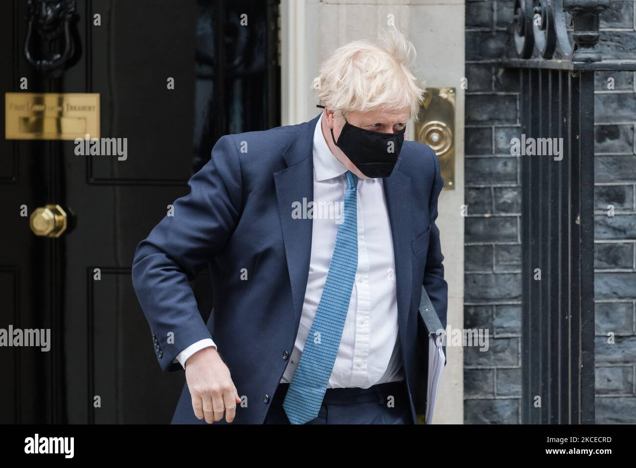 LONDRES, ROYAUME-UNI - le 12 MAI 2021 : le Premier ministre britannique Boris Johnson quitte 10 Downing Street pour que la Chambre des communes mette à jour les députés sur Covid-19 et lève les restrictions en Angleterre avant le débat du deuxième jour sur le discours de la Reine, le 12 mai 2021 à Londres, en Angleterre. (Photo de Wiktor Szymanowicz/NurPhoto) Banque D'Images