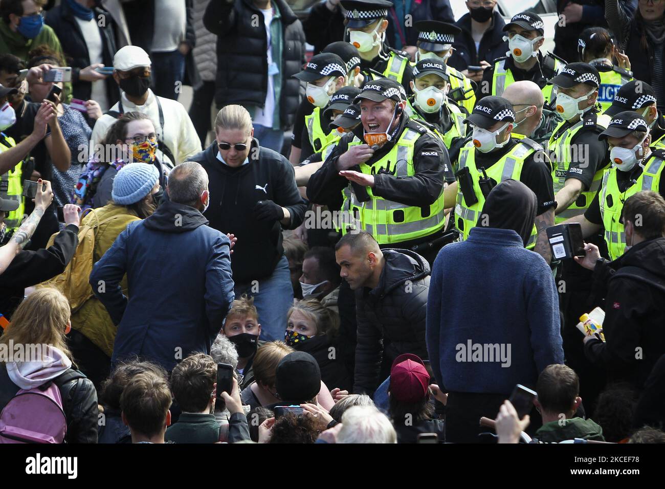 Des policiers s'opposent aux manifestants qui bloquent une fourgonnette britannique d'application de la loi sur l'immigration après une tentative de raid le matin dans la rue Kenmure à Pollokshields sur 13 mai 2021 à Glasgow, en Écosse. (Photo par Ewan Bootman/NurPhoto) Banque D'Images