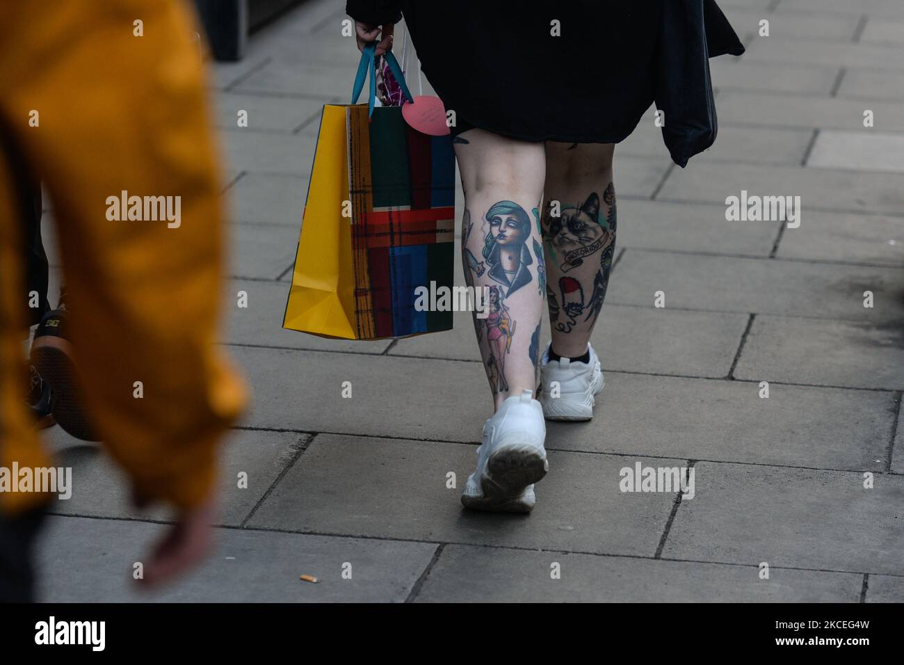 Une femme avec des tatouages colorés sur ses jambes marche dans la rue dans le centre de Dublin. Le jeudi 13 mai 2021, à Dublin, Irlande. (Photo par Artur Widak/NurPhoto) Banque D'Images