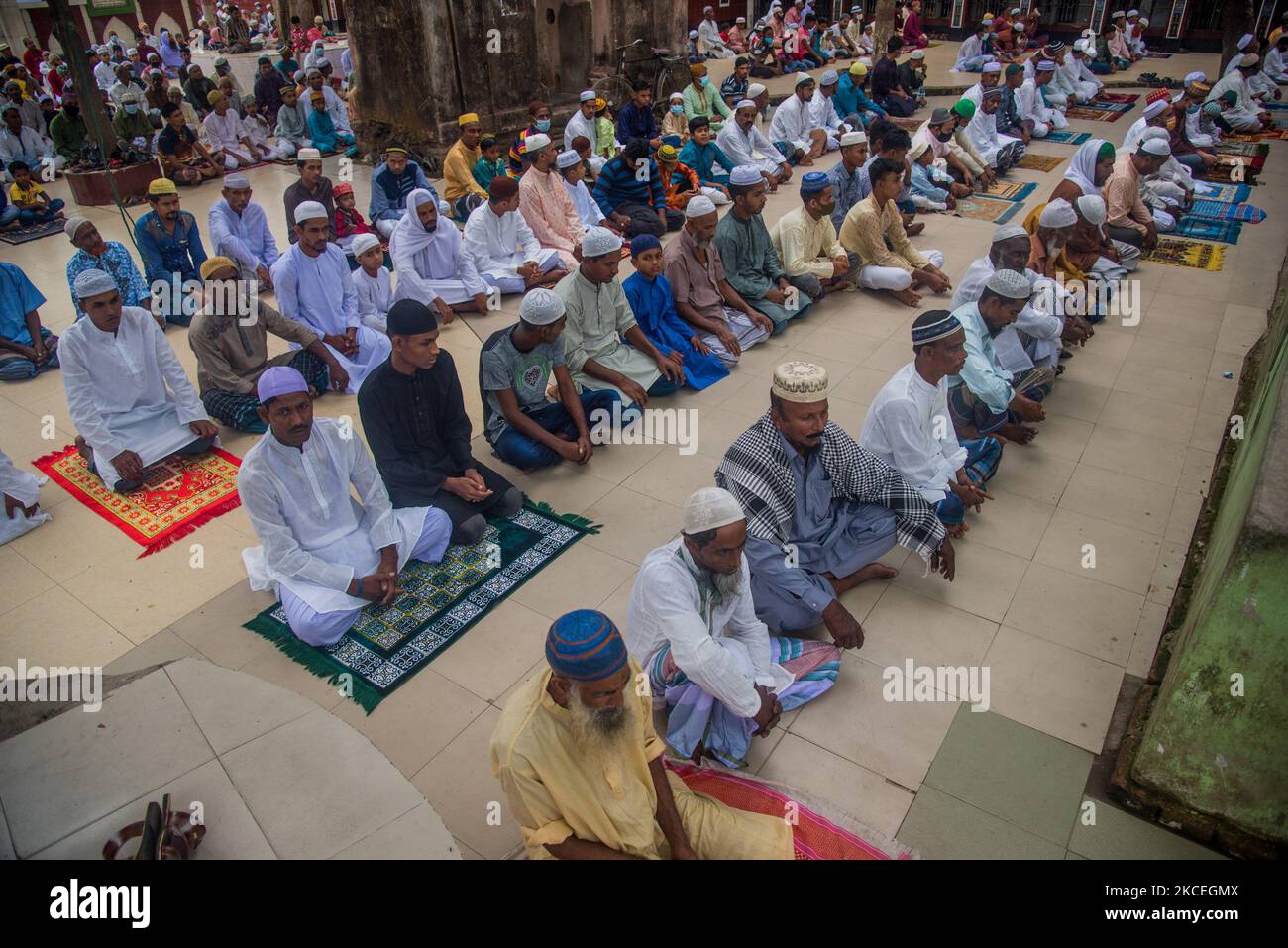 Le 14 mai 2021-Bogra, Bangladesh: Les musulmans du Bangladesh ont participé à la prière d'Eid-ul-Fitr sans maintenir de distance sociale au milieu du coronavirus. (Photo par Masfiqur Sohan/NurPhoto) Banque D'Images