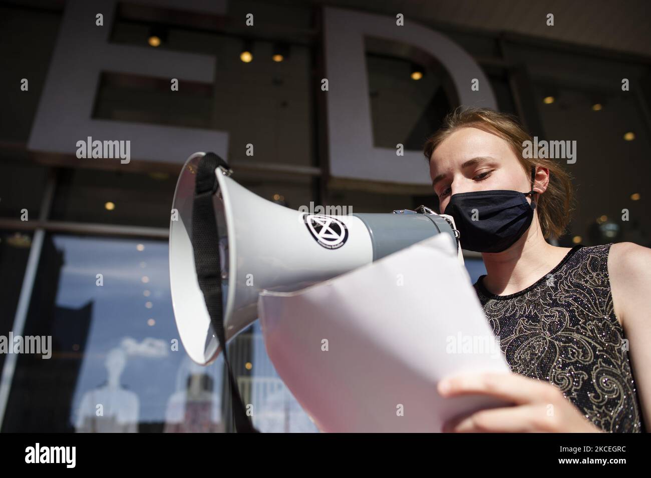 Les activistes du climat se sont rassemblés devant l'un des centres commerciaux du centre-ville de Varsovie pour protester contre la « mode rapide », qui change rapidement les tendances et pousse les consommateurs à acheter de nouveaux vêtements chaque saison. Le principal défi soulevé par les membres XR a été l'utilisation élevée de l'eau pendant le processus de production, la forte trace de CO2 comme la plupart des usines de vêtements sont placées à l'extrême-Orient, et les tissus à base de pétrole utilisés pour la production, ce qui a entraîné une forte polition plastique. Sur 12 mai 2021 à Varsovie, Pologne. (Photo de Piotr Lapinski/NurPhoto) Banque D'Images