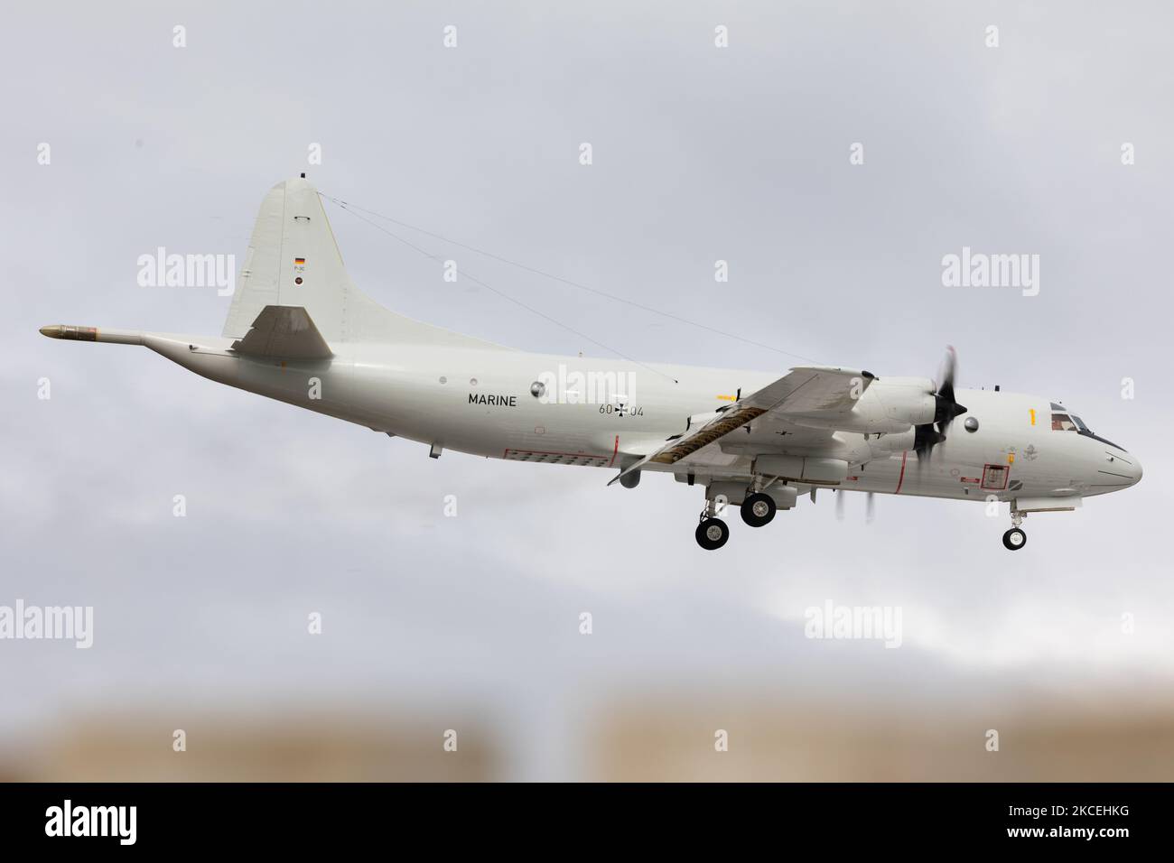 Un avion de patrouille maritime Orion de Lockheed P-3 de la Marine allemande atterrit pendant l'exercice joint Warrior à la RAF Lossiemouth, en Écosse, le 13th mai 2021. (Photo de Robert Smith/MI News/NurPhoto) Banque D'Images