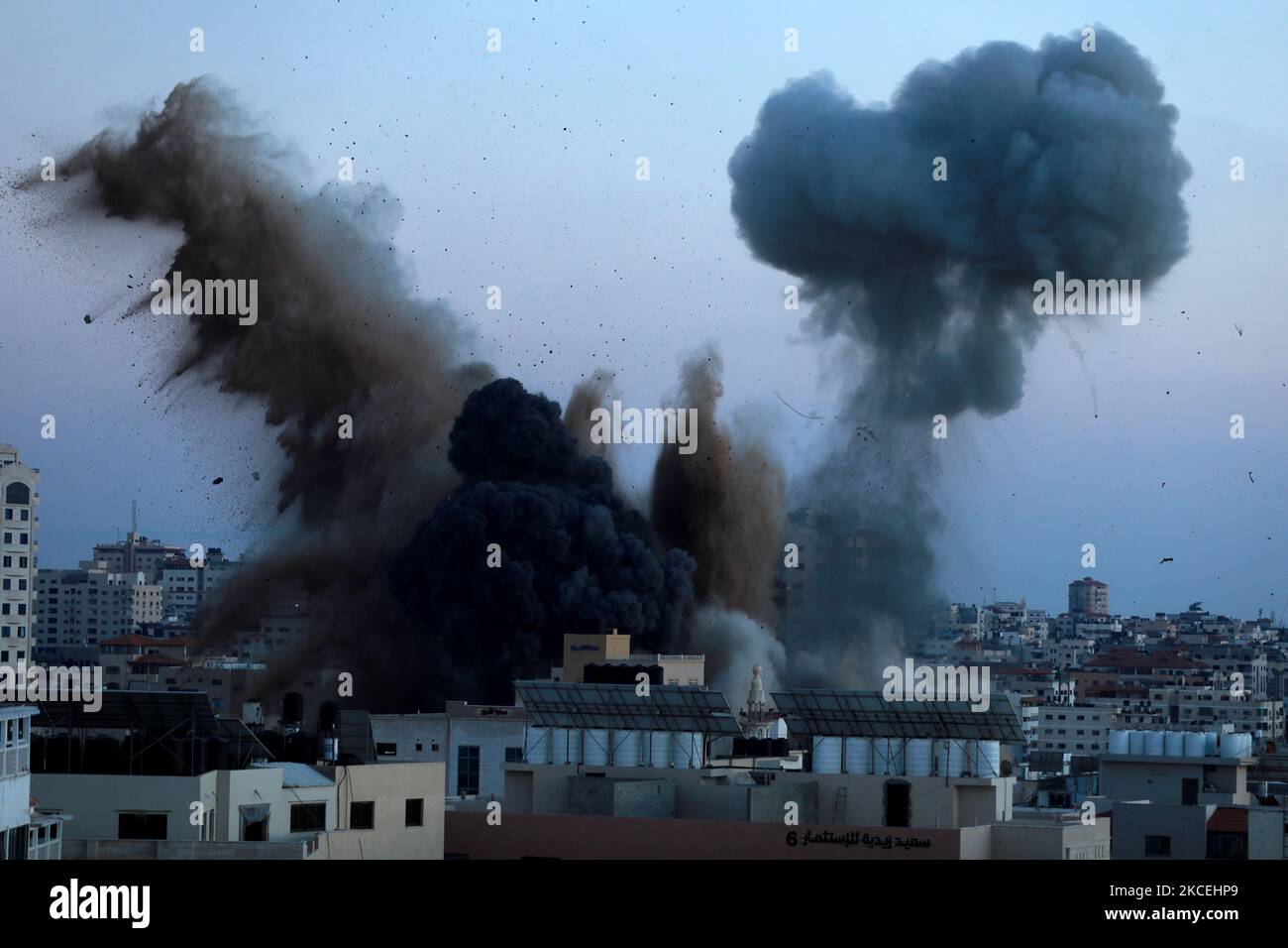 La fumée noire s'affiche après une frappe aérienne israélienne dans la ville de Gaza qui a ciblé le complexe Ansar, lié au mouvement du Hamas, dans la bande de Gaza, sur 14 mai 2021. (Photo de Majdi Fathi/NurPhoto) Banque D'Images