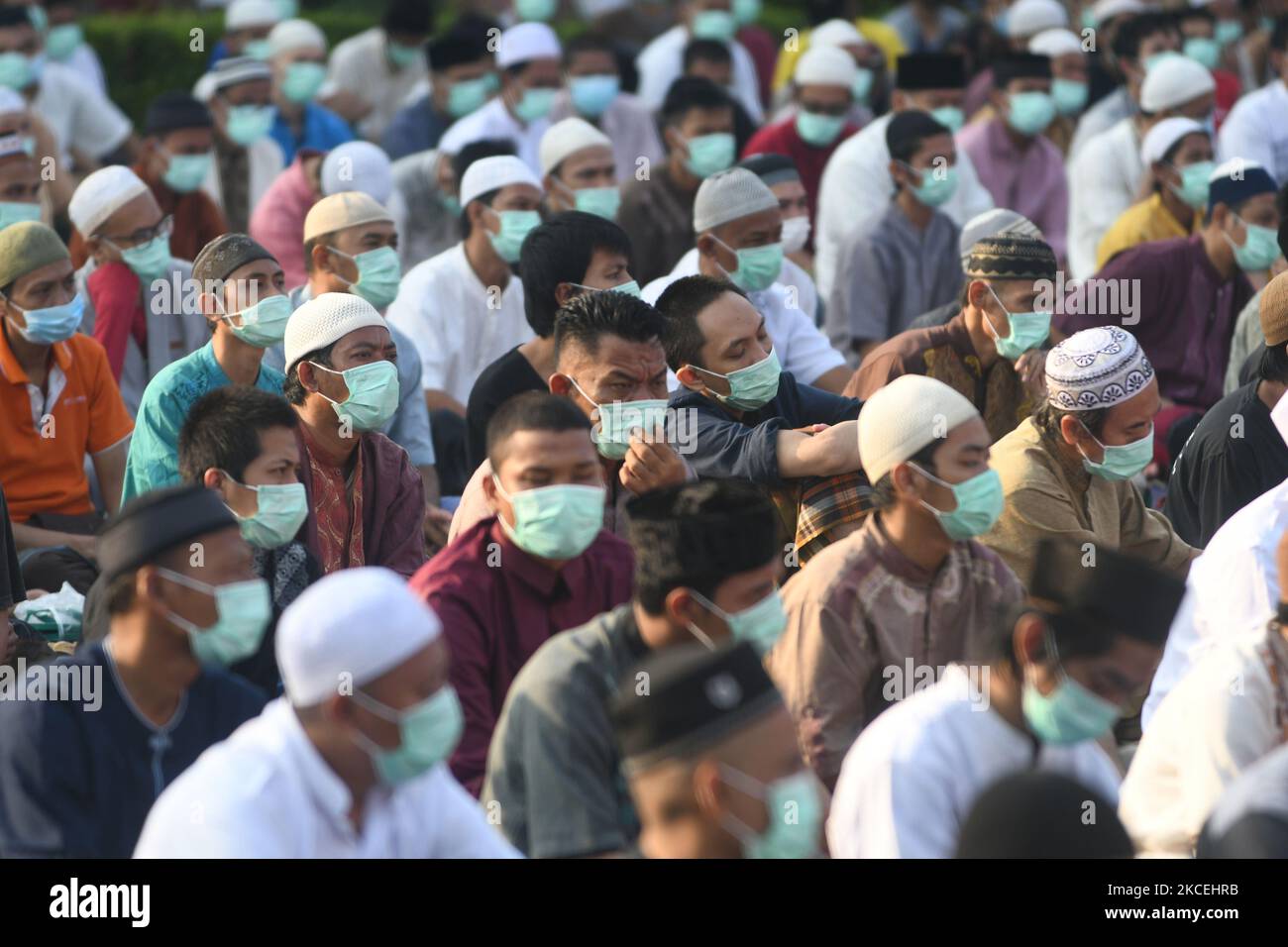 Les prisonniers portent un masque et suivent les protocoles de santé pendant la période panédémique Écoutez une conférence après les prières des Eid au Centre de détention de Cipinang, en Indonésie, qui est gardé par un certain nombre d'officiers sur 13 mai 2021. Le Ministère du droit et des droits de l'homme (Kemenkumham) de DKI Jakarta a accordé une rémission spéciale pour la Journée d'Eid Moubarak à 4 837 prisonniers dans des prisons, des centres de détention et des prisons spéciales pour enfants de DKI Jakarta. (Photo de Dasril Roszandi/NurPhoto) Banque D'Images