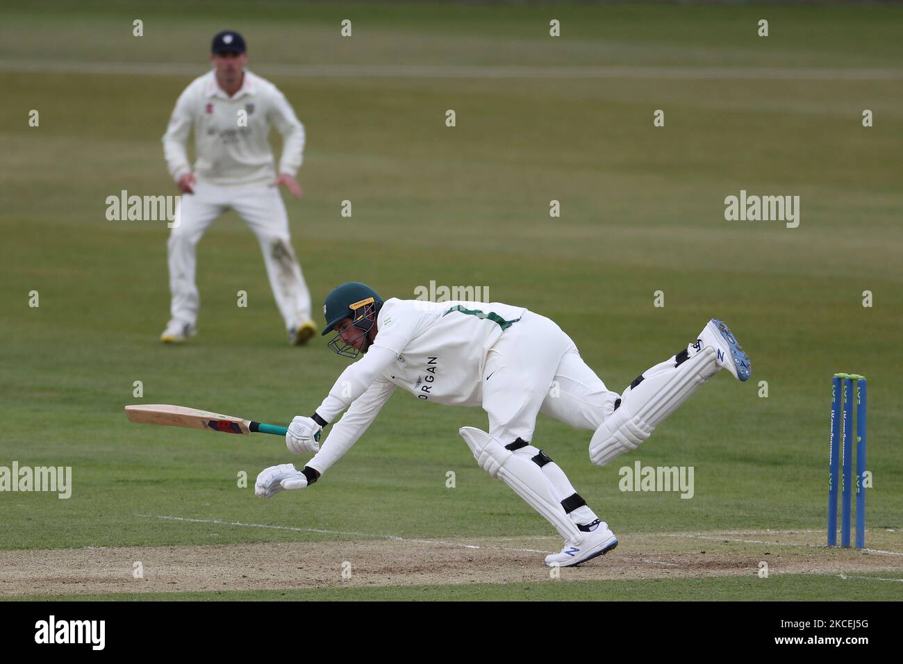 Josh Tongue of Worcestershire perd son équilibre en défendant un yorker lors du match de championnat du comté de LV= entre Durham County Cricket Club et Worcestershire à Emirates Riverside, Chester le Street, Royaume-Uni, le 14th mai 2021. (Photo de Mark Fletcher/MI News/NurPhoto) Banque D'Images