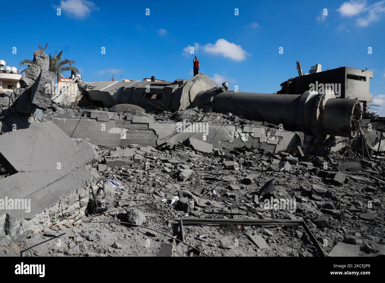 Un muezzin palestinien appelle à la prière sur les décombres de la mosquée Abdul Razzaq Qlebo au camp de réfugiés de Jabalia, dans le nord de la bande de Gaza, après les bombardements aériens israéliens tôt sur 15 mai 2021. - Des avions de chasse israéliens ont traqué la bande de Gaza pendant la nuit, tuant 10 membres d'une seule famille, a déclaré M. Medics, après une journée de violence meurtrière qui a secoué la Cisjordanie et un envoyé américain est arrivé pour des pourparlers. (Photo de Majdi Fathi/NurPhoto) Banque D'Images