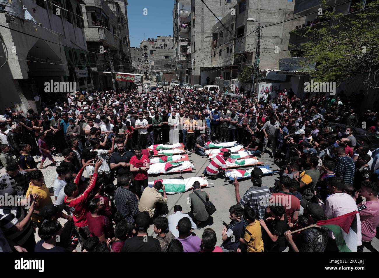 Les mouneurs réagissent à côté des corps de Palestiniens qui ont été tués dans un contexte de violence israélo-palestinienne, lors de leurs funérailles au camp de réfugiés de la plage, dans la ville de Gaza, à 15 mai 2021 (photo de Mamen Faiz/NurPhoto) Banque D'Images