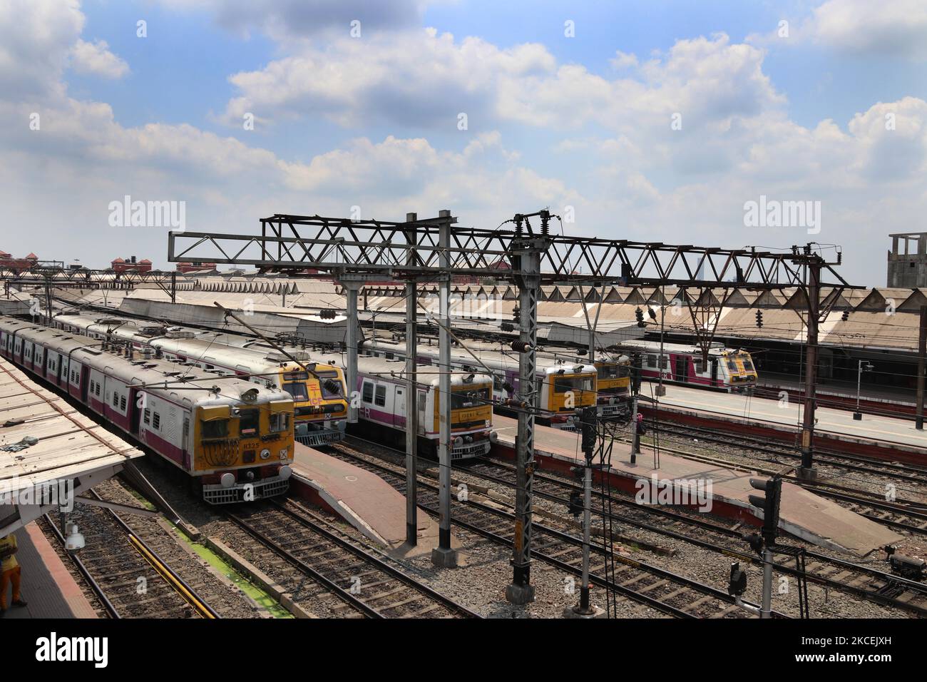 Train stationné à la plate-forme de chemin de fer Howrah à Kolkata, en Inde, sur 15 mai 2021. En raison d'une augmentation du nombre d'infections à coronavirus, le gouvernement du Bengale occidental a prolongé samedi le confinement dans l'État jusqu'à 30 mai. Cela est arrivé après qu'elle ait enregistré son pic le plus élevé d'une journée de 20 846 cas frais de COVID-19 vendredi, ce qui a pris le compte à 10,94,802. Le nombre de morts au Bengale occidental a atteint 12 993 après que 136 personnes supplémentaires, dont cinq médecins éminents, aient succombé à l'infection, a déclaré le département de santé dans son bulletin. Cette fois-ci, le gouvernement de l'État a annoncé des restrictions supplémentaires en vie Banque D'Images