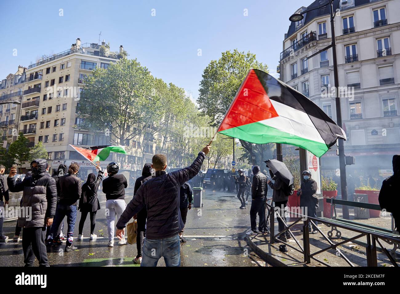 Une manifestation pro-palestinienne interdite se transforme en conflit avec la police à Paris sur 15 mai 2021. La police a interdit la manifestation prévue à Paris, craignant une répétition des affrontements lors d'une manifestation similaire en 2014, mais les organisateurs ont déclaré qu'ils n'annulaient pas la marche. (Photo par Adnan Farzat/NurPhoto) Banque D'Images