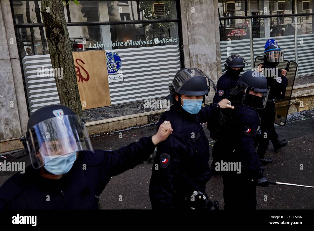 Une manifestation pro-palestinienne interdite se transforme en conflit avec la police à Paris sur 15 mai 2021. La police a interdit la manifestation prévue à Paris, craignant une répétition des affrontements lors d'une manifestation similaire en 2014, mais les organisateurs ont déclaré qu'ils n'annulaient pas la marche. (Photo par Adnan Farzat/NurPhoto) Banque D'Images
